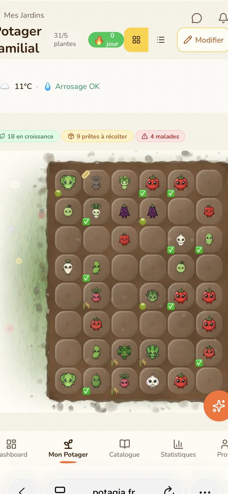 Aperçu de l'écran Mon Potager sur iPhone : grille terre cartoon avec 31 légumes chibi (tomates, courgettes, ognons) et leur état de santé.
